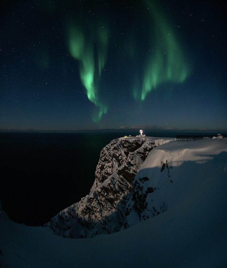Aurora dives down into the northeastern horizon © Viktor Andreas Olsen