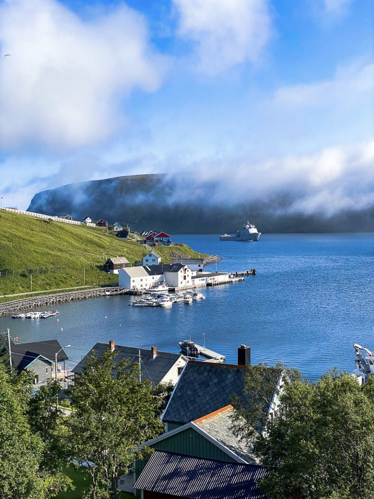 The sun plays with the summer fog in Akkarfjord © Katelin Pell
