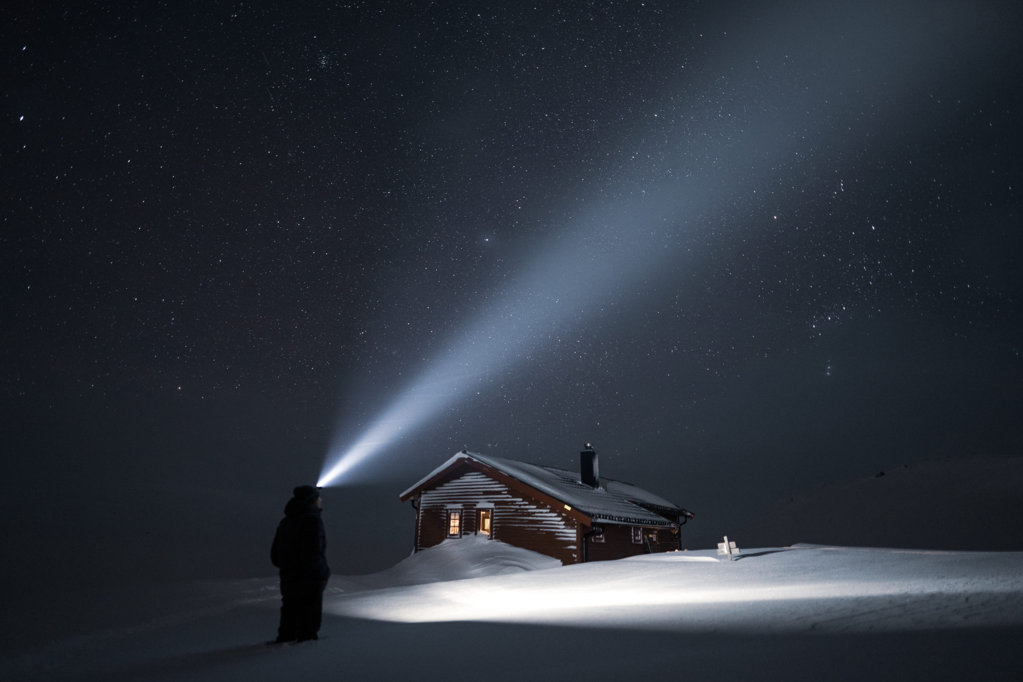 Bjellåvasstua under the stars. Photo: Zdeno Dvorak / Salten friluftsråd