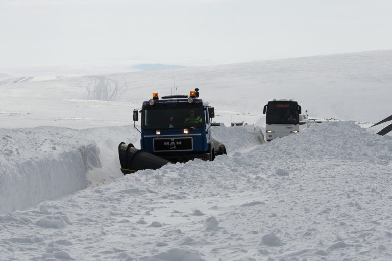 A powerful snow plough drives in the front, and then the tourist coach follows. Safe fun! © Morten Broks