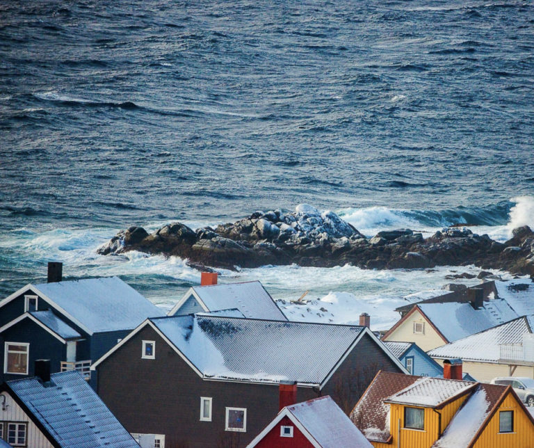 The houses in Honningsvåg are close together, uniting against wind and storm. The surrounding areas are more or less empty © Jon Andre Brynjulvsen Lundal