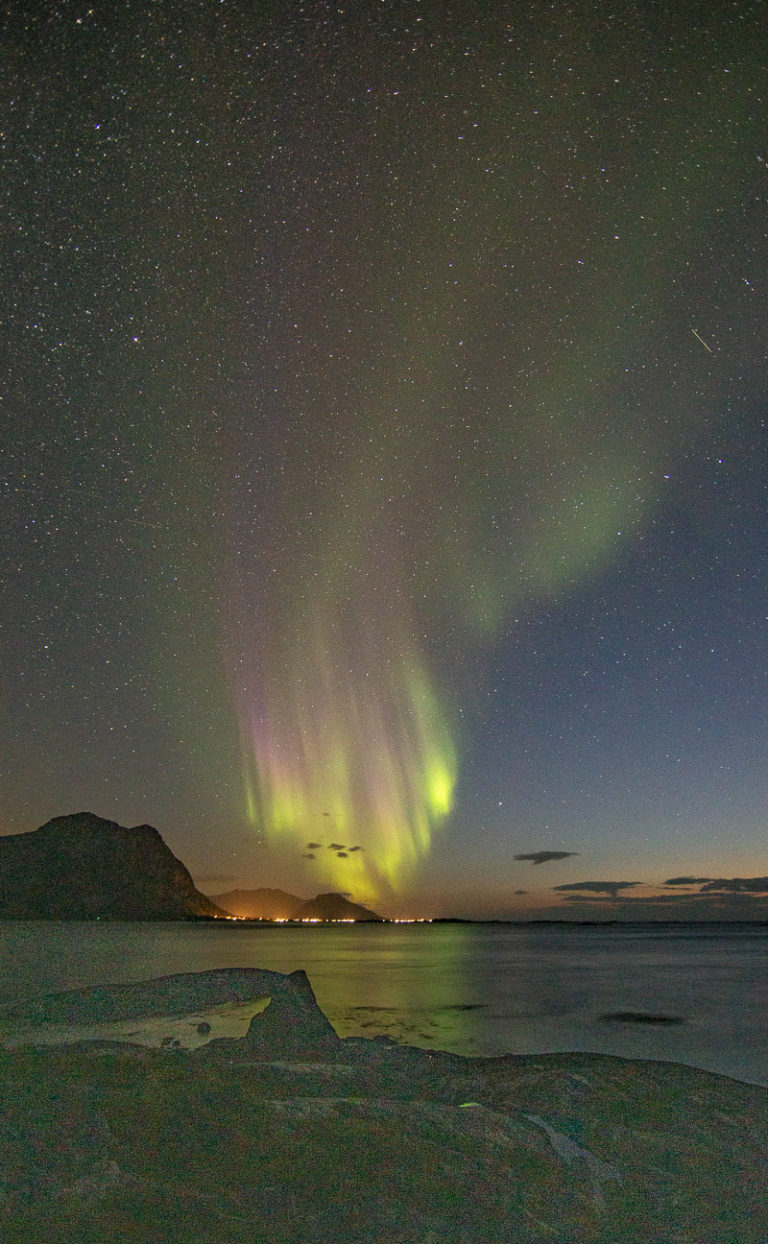 Autumnal Northern Lights. The lights are particularly high, cause the reddish pink colours © Lofoten Aktiv