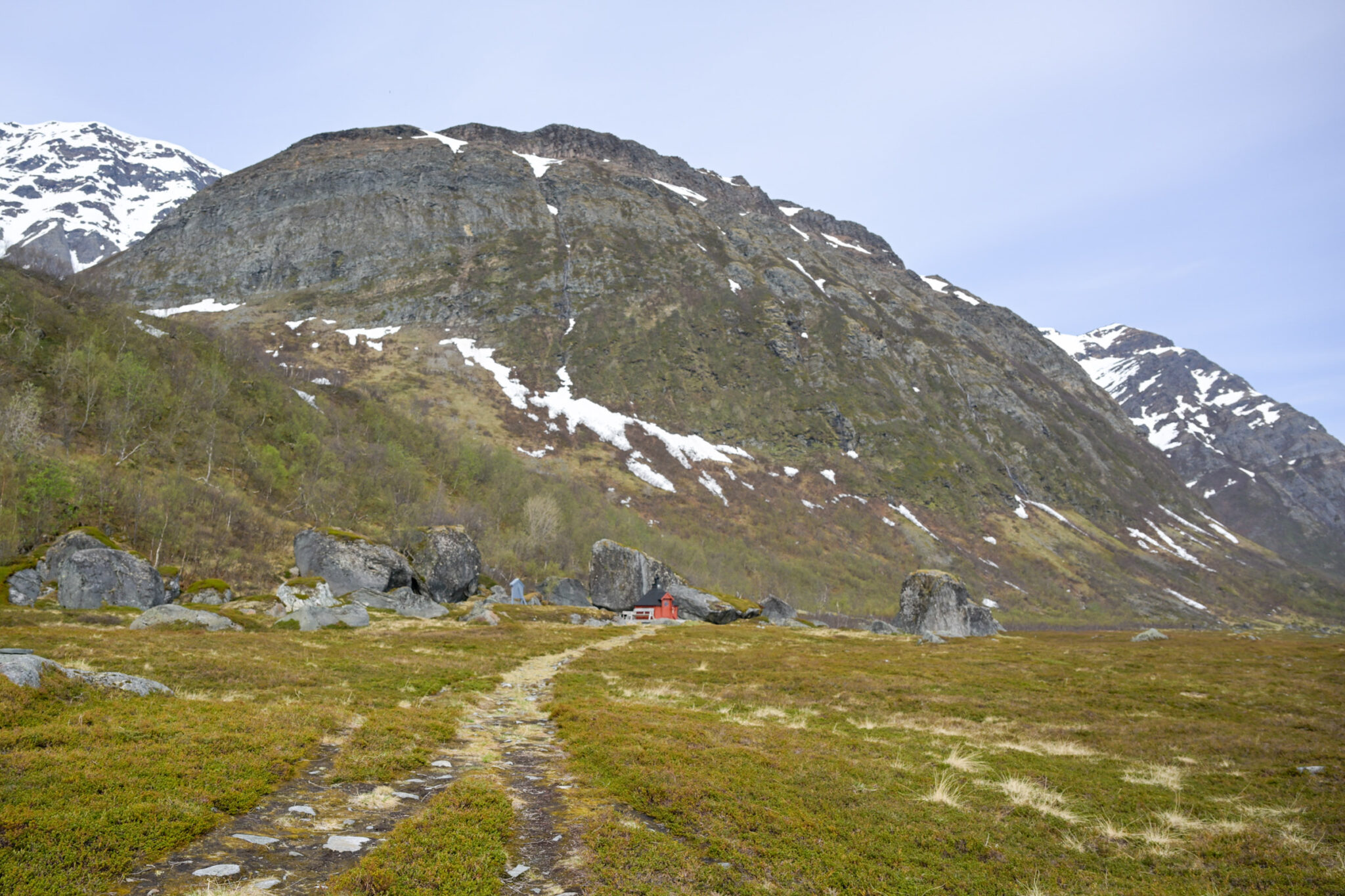 Massive boulders by the beach at Tareneset, hiding almost invisible signs of Iron Age industry © Knut Hansvold